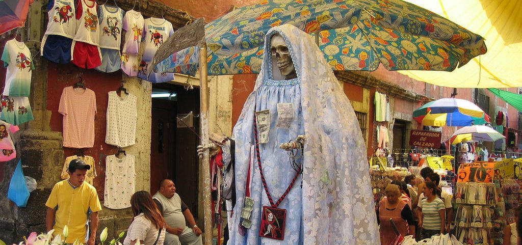 Pídele Ayuda a la Santa Muerte : Oráciones para Pedir Protección y Dinero |  Días festivos en Mexico